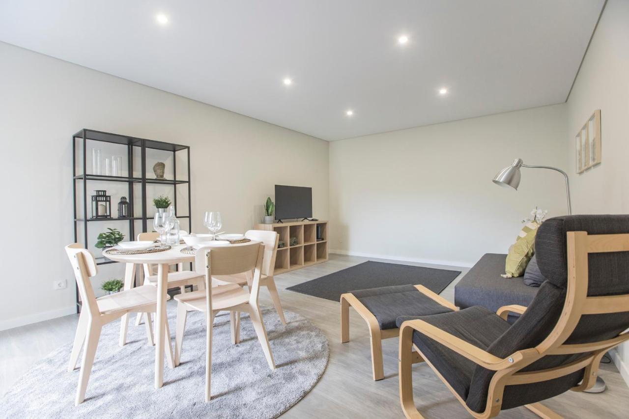 2Br Flat W/ Ac & Great Views By Lovelystay บีลาโนวาเดกายา ภายนอก รูปภาพ