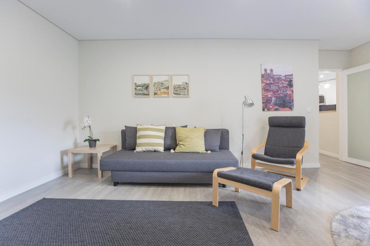 2Br Flat W/ Ac & Great Views By Lovelystay บีลาโนวาเดกายา ภายนอก รูปภาพ